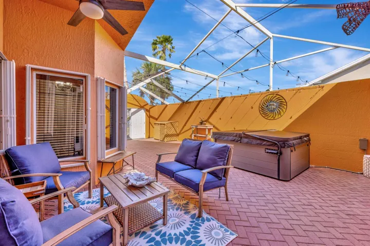 Courtyard/Hot tub