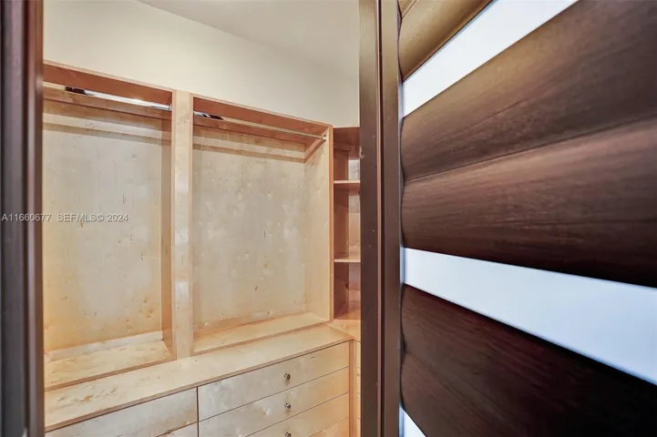 SPACIOUS CLOSET