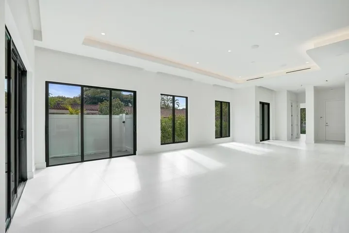 Dining Area — Open Access to the Living Room and Kitchen, Creating a Seamless Entertaining Layout.