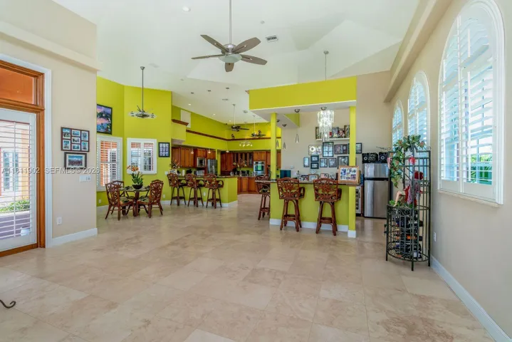 Bar/Breakfast Nook/kitchen