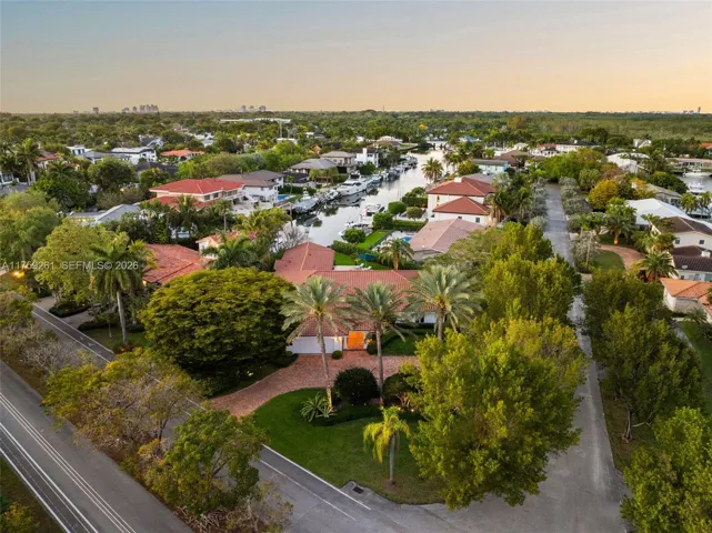 Stunning waterfront house in gated community Pinecrest by the Sea