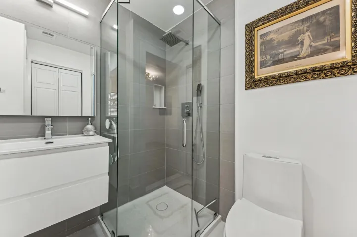 11_13725FloraPlUnitD_8_Bathroom_HiRes