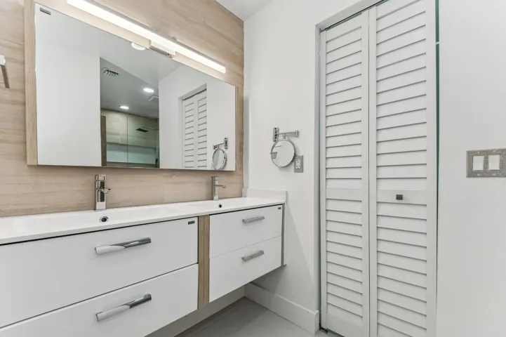 08_13725FloraPlUnitD_13_PrimaryBathroom_