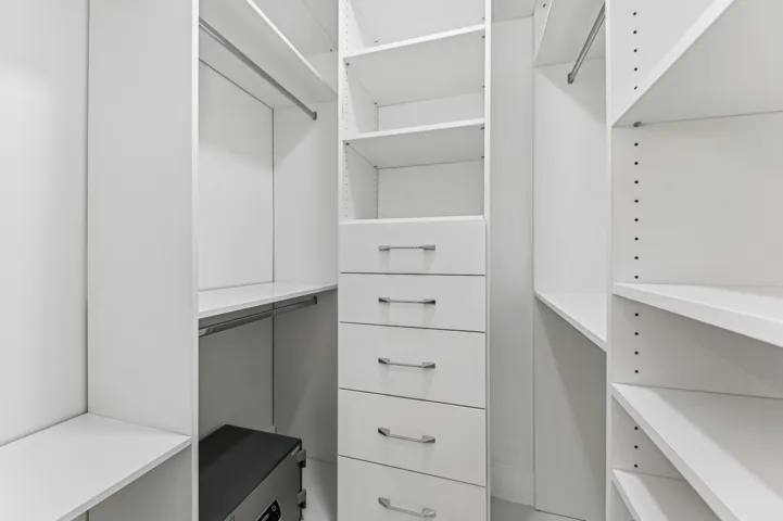 09_13725FloraPlUnitD_45_PrimaryBedroomCl