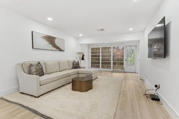 03_13725FloraPlUnitD_1_LivingRoom_HiRes