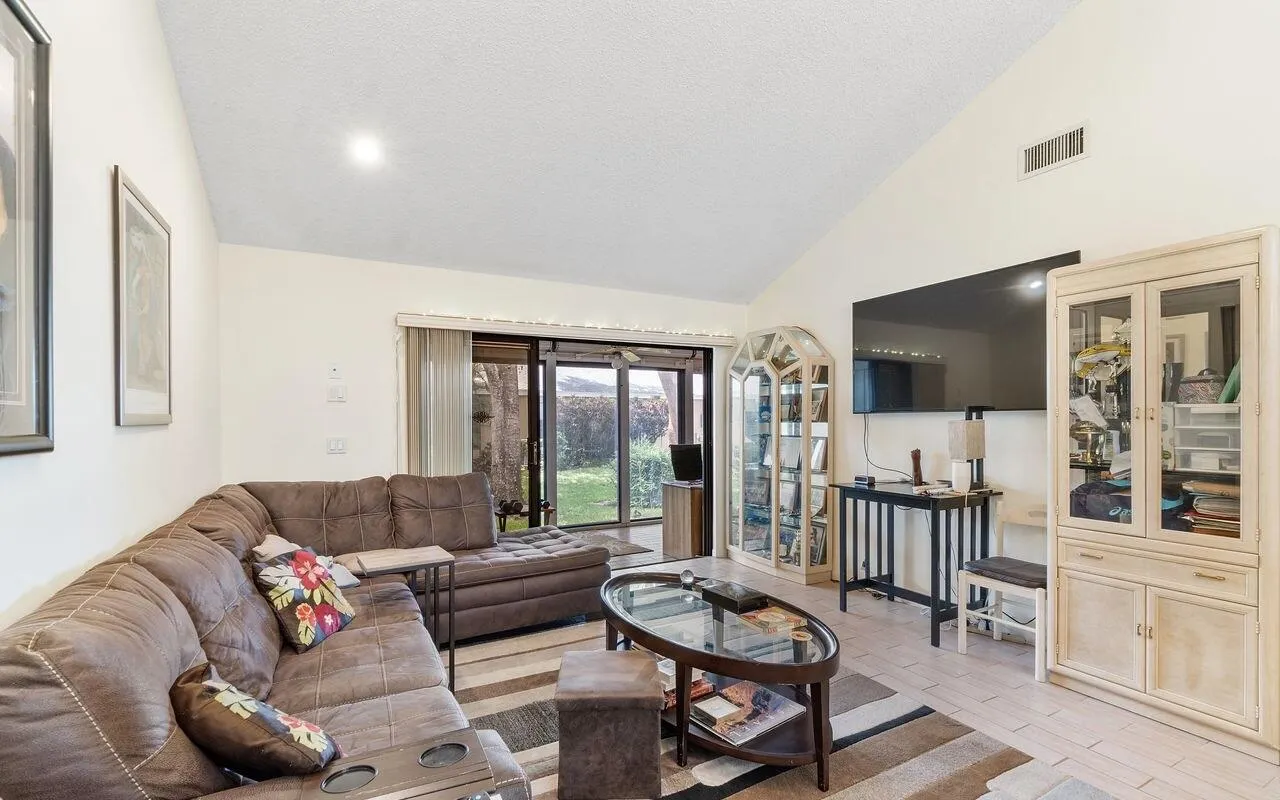 10900_Waterberry_Ct_010