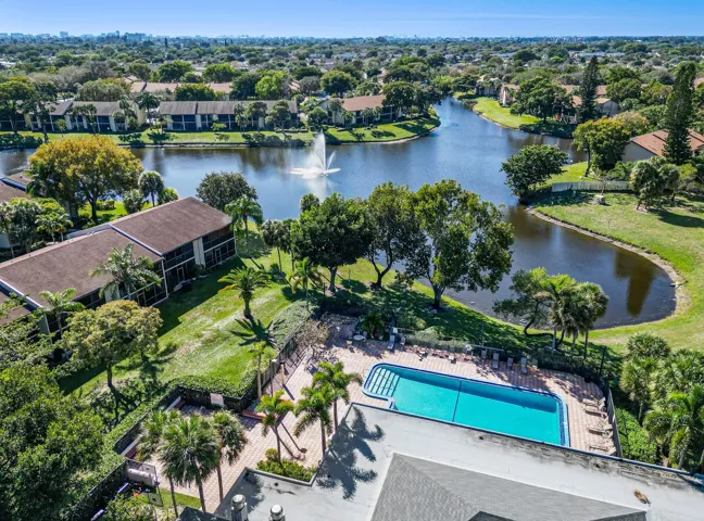 Lakeside pool w hot tub, free wifi, gym, kitchen & sauna