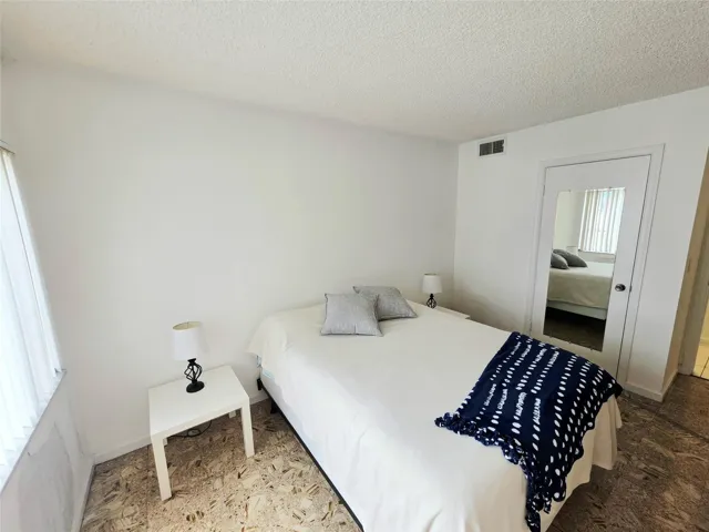 Second bedroom, queen bedding