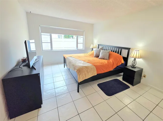 Main suite, king beding, walk-in closet & full bath