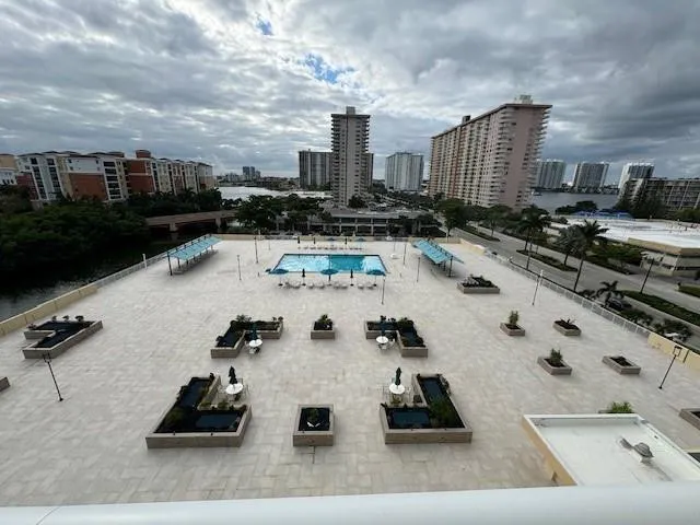 West View & Pool View