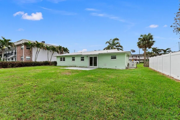 1154 Back house and yard
