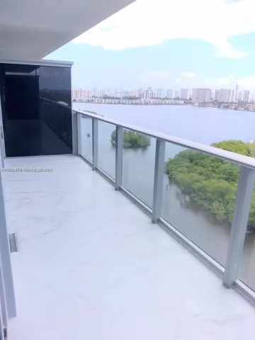 PRIVATE GLASS BALCONY