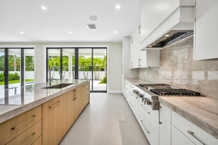 445 NE 11TH AVE-16