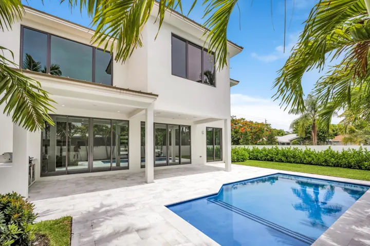 445 NE 11TH AVE-25