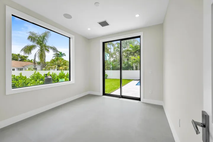 445 NE 11TH AVE-32