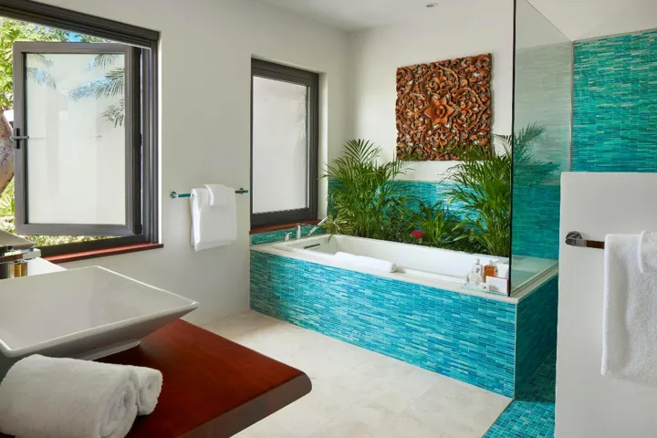 18. CORAL SUITE BATHROOM