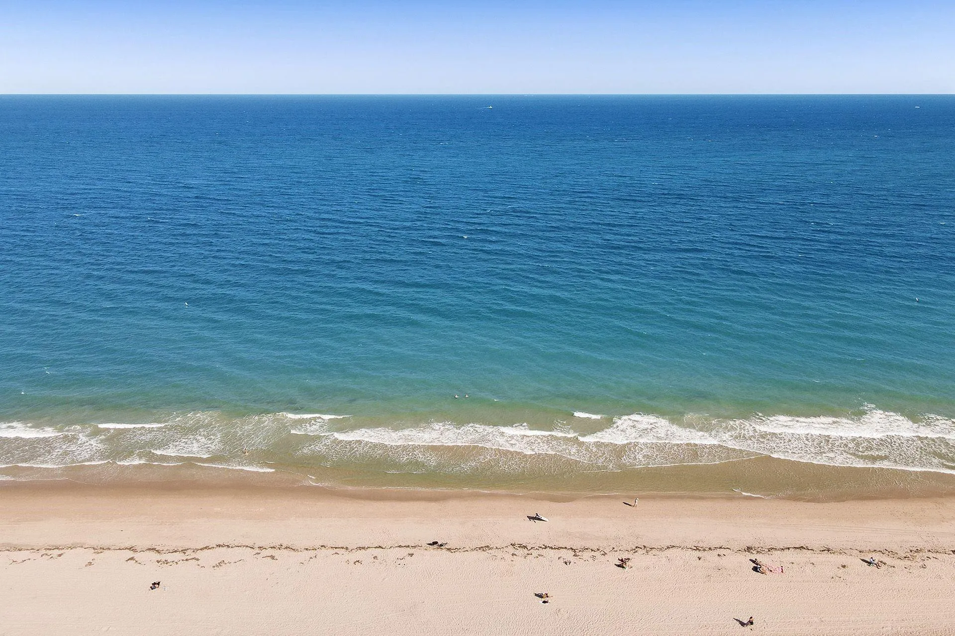 The ocean just steps away!