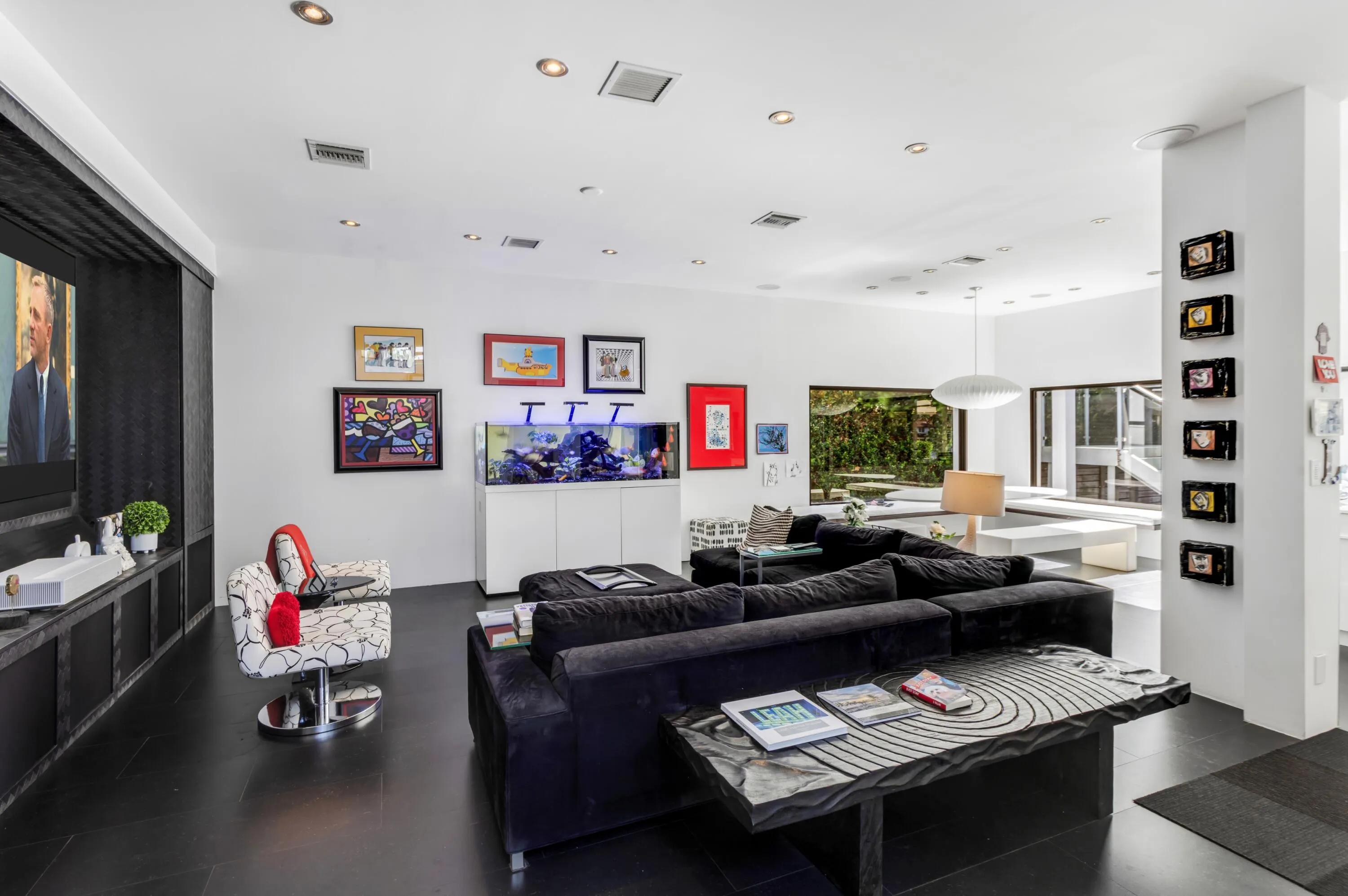 mls_FAMILY_ROOM_LOOKING_OUT_EB
