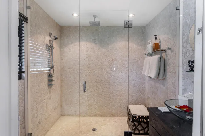 mls_SHOWER_DETAIL_EB