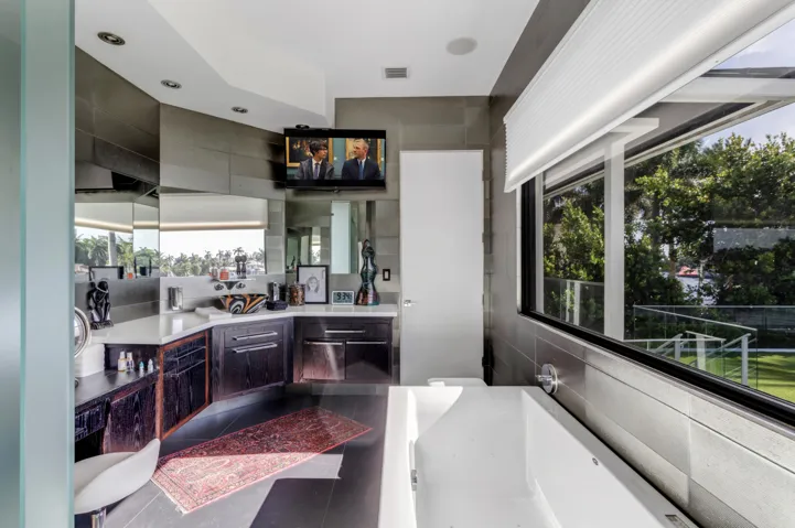 mls_PRIMARY_BATHROOM_STRAIGHT_EB
