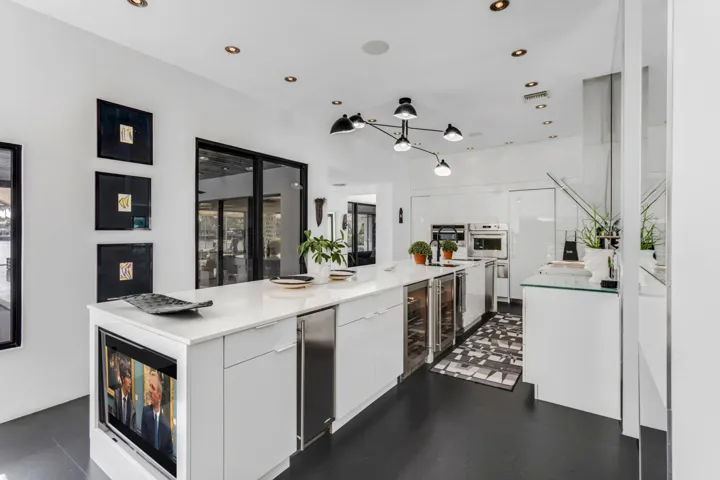 mls_KITCHEN_ISLAND_ANGLE_EB
