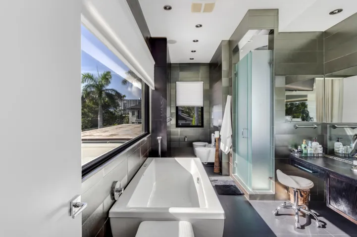 mls_PRIMARY_BATHROOM_EB