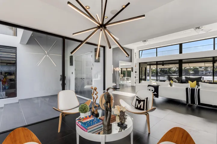 mls_SITTING_AREA_TO_LIVING_ANGLE_EB