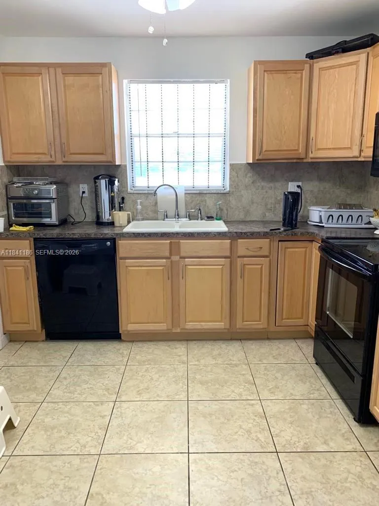 SPACIOUS KITCHEN WITH LOTS OF STORAGE