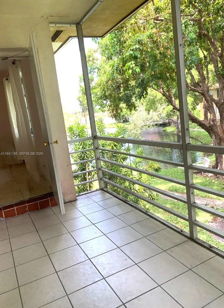 TRANQUIL WATER VIEW, MATURE TREES & GARDENS