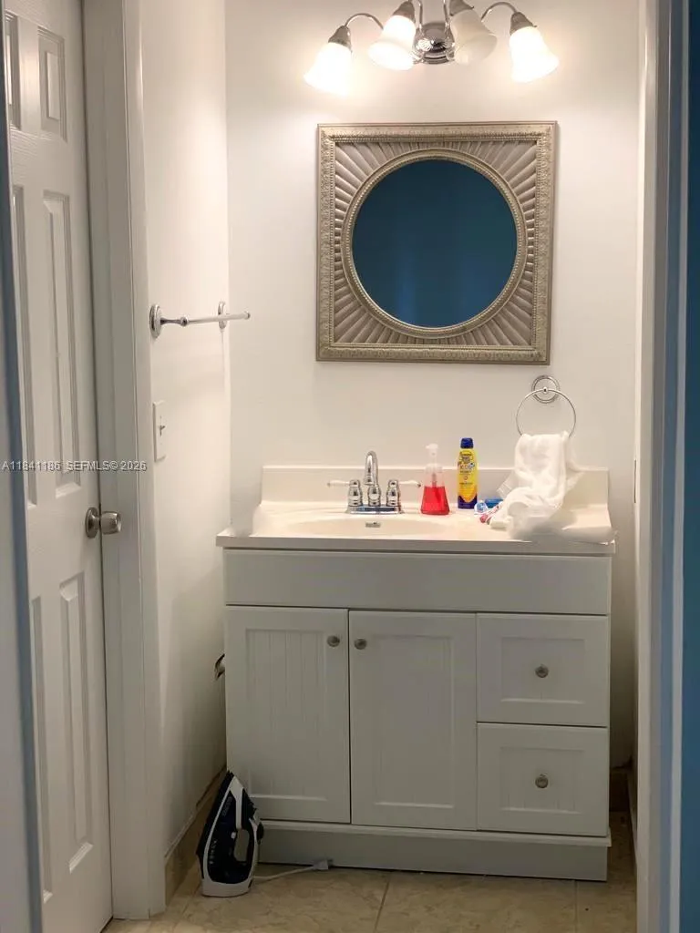 MAIN SUITE VANITY AREA