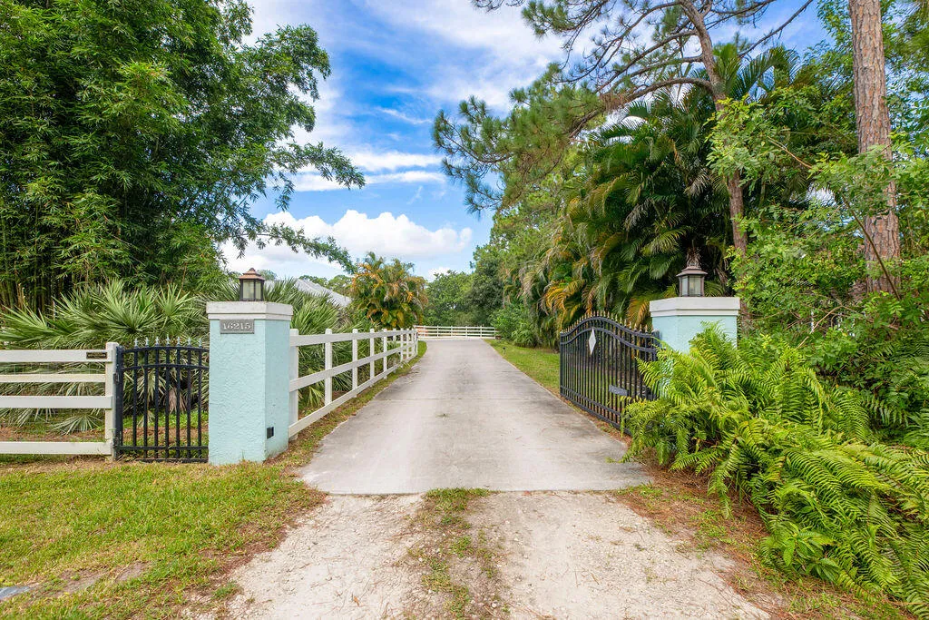 Driveway/Entrance