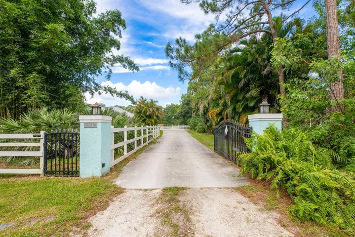Driveway/Entrance
