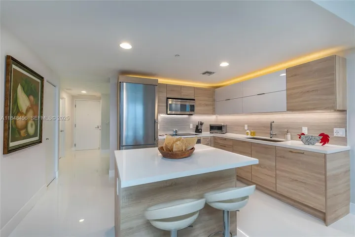 Beautiful and functional kitchen, with top-of-the-line appliances
