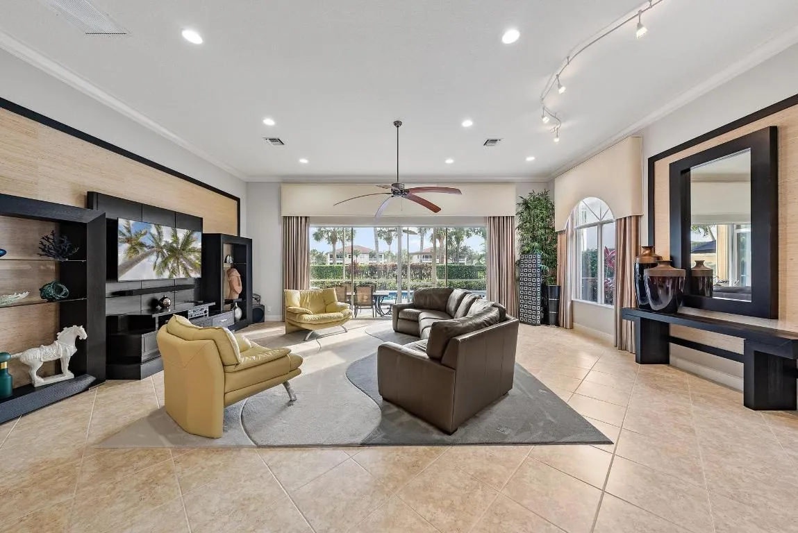 10350 Terra Lago