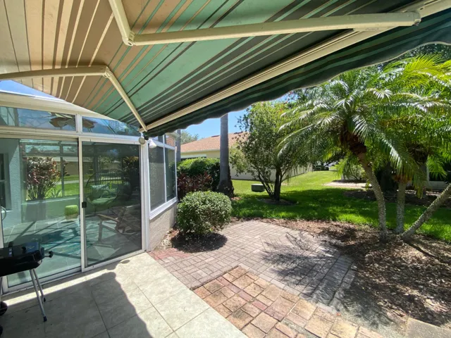 Retractable awning