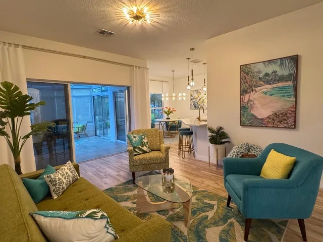 Open to Solarium & Dining