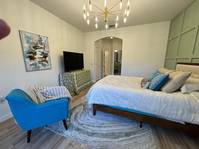 To ensuite & walk in closet