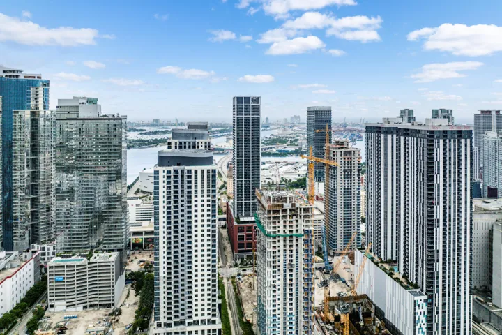 060-601Northeast1stAvenue-Miami-FL-33132