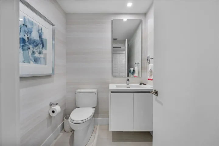 Guest 1/2 bath