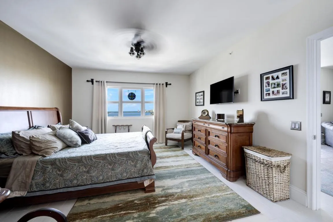 2650 Lake Shore Dr Unit 1602-large-026-0