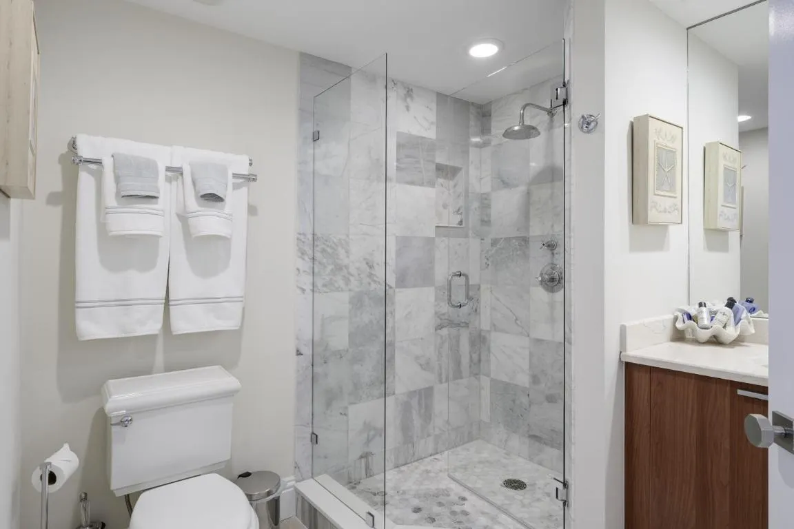 2650 Lake Shore Dr Unit 1602-large-009-0
