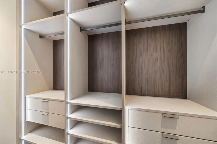 Extra master Closet