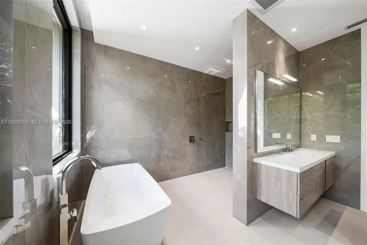 Bath tub & 2 shower heads