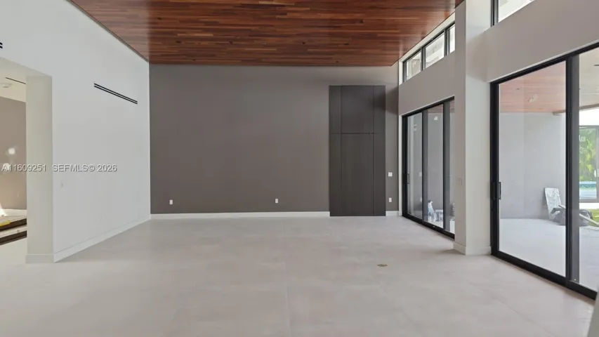 GREAT ROOM PRIVATE ACCESS TO KITCHEN