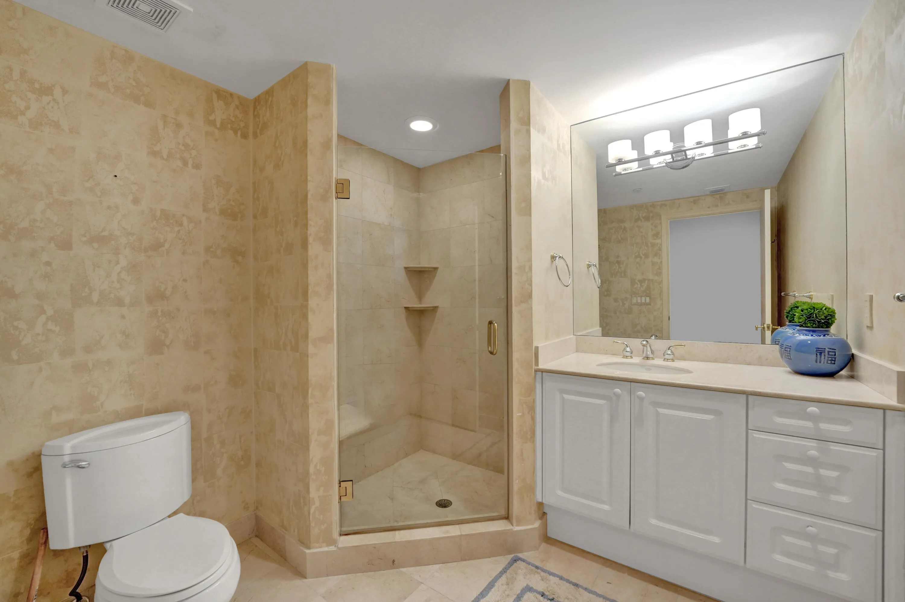 EN-SUITE BATHROOM 1