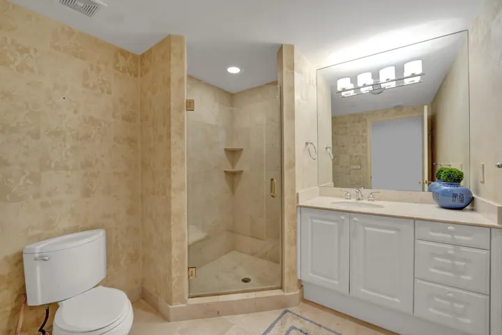 EN-SUITE BATHROOM 1