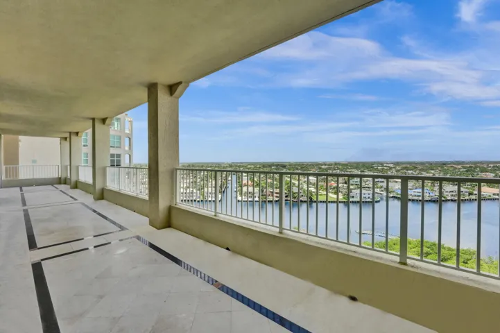 SPECTACULAR WEST BALCONY OVERLOOKING THE INTRACOASTAL WATERWAY & BOATS!