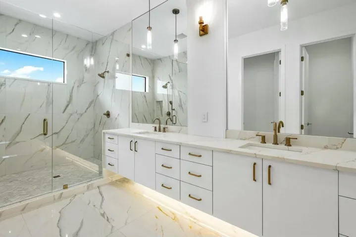 UPSTAIRS MASTER ENSUITE