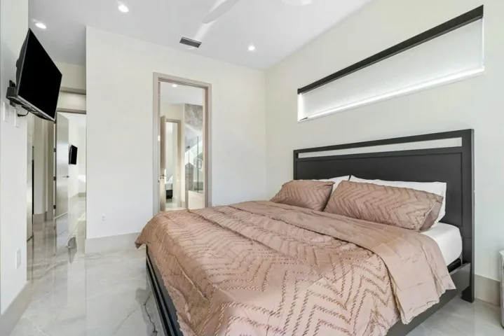 MODEL HOME FURNISHED KING