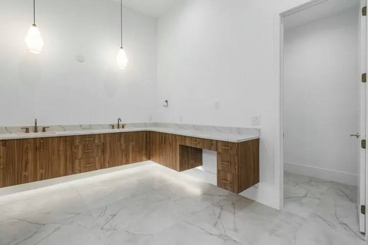 MASTER MAIN LEVEL ENSUITE AND WALK IN
